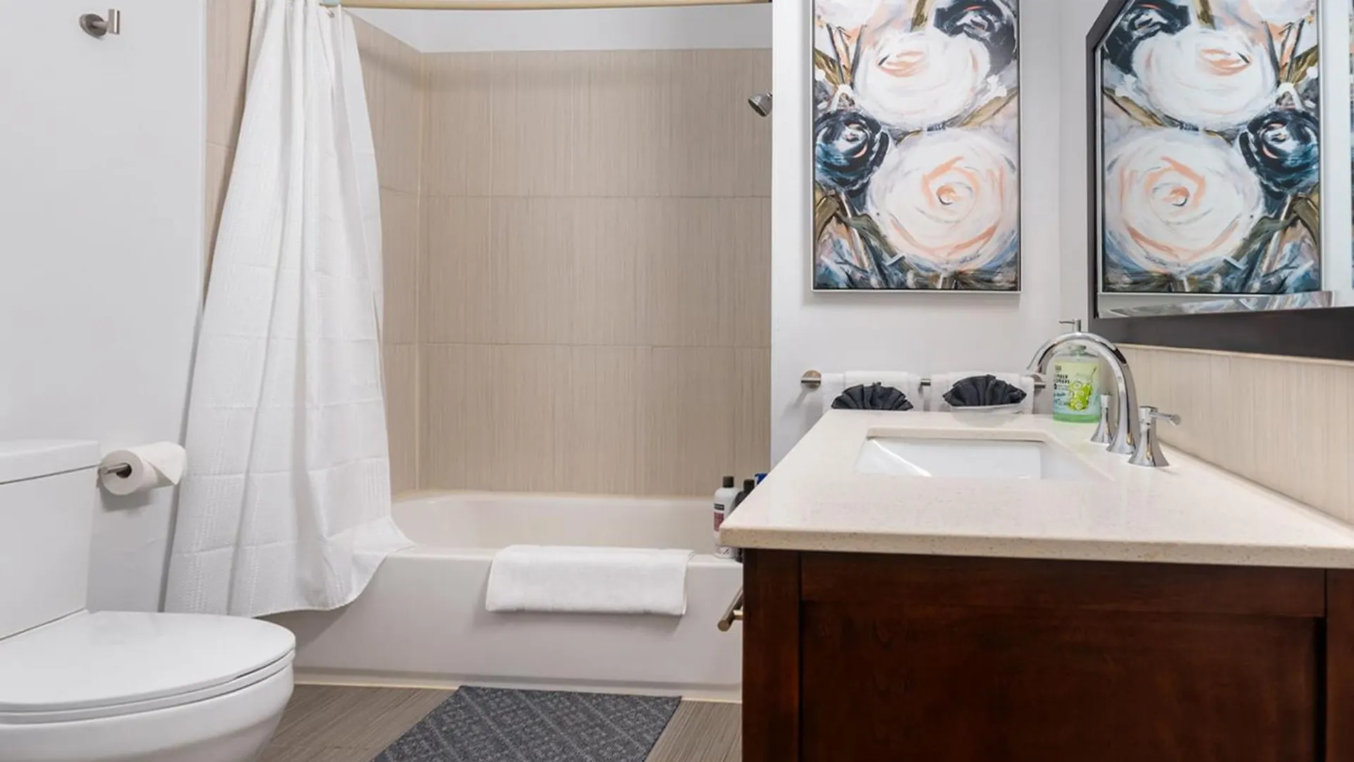 Bedroom In The Corso Italia Neighbourhood Toronto Inn